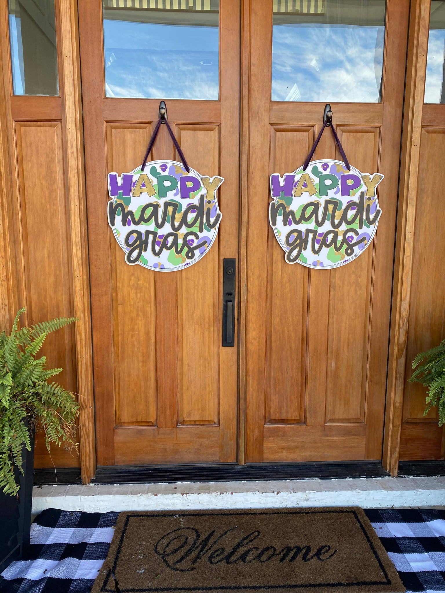 Lovely Reese - Happy Mardi Gras Circle Door Hanger